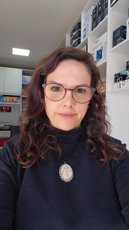 Michele no ateliê da Mi..au..