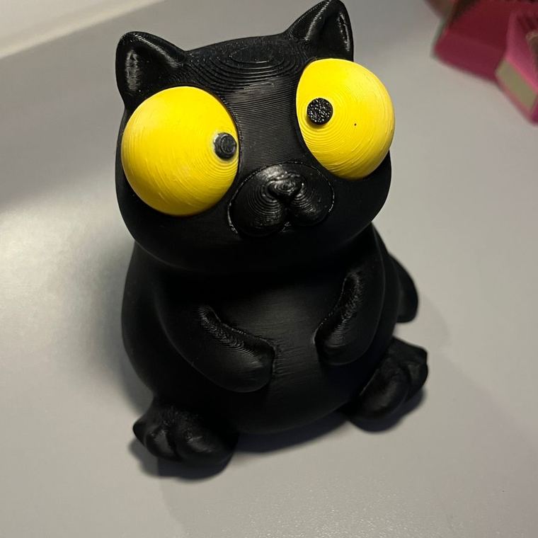 Gatinho preto 3D com olhos grandes amarelos