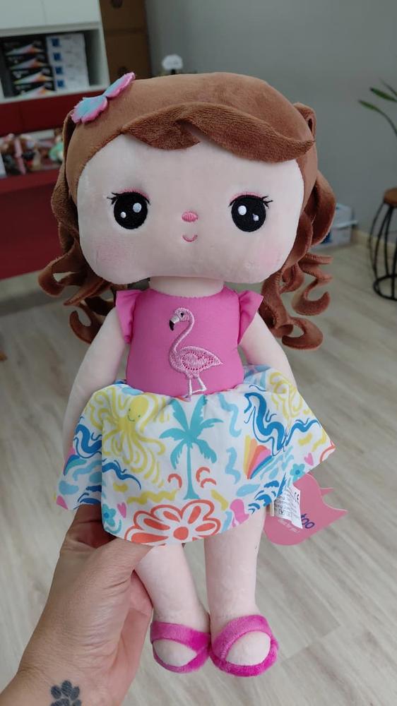 Boneca de pano com vestido estampado de flamingo
