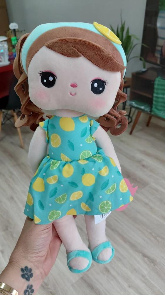 Boneca de pano com vestido estampado de limão